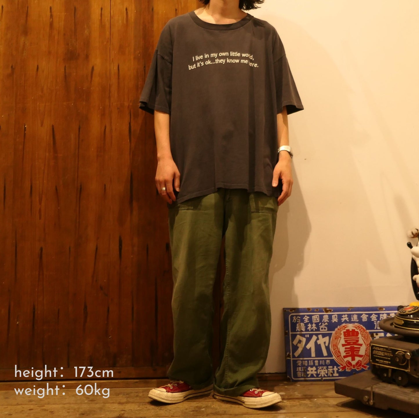 VINTAGE 90s XL-XXL Message Tee -I live in my own little world-